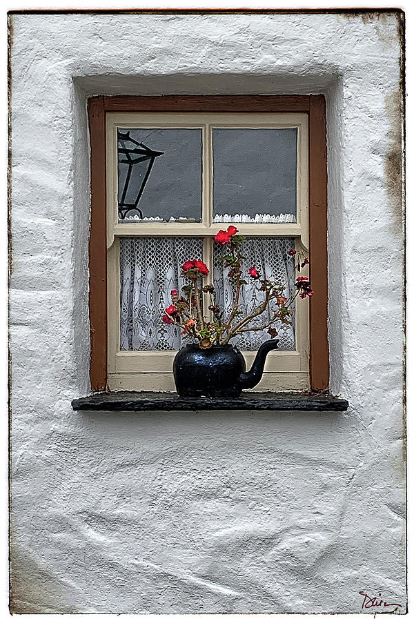 Black Pot In Irish Window Photograph by Peggy Dietz