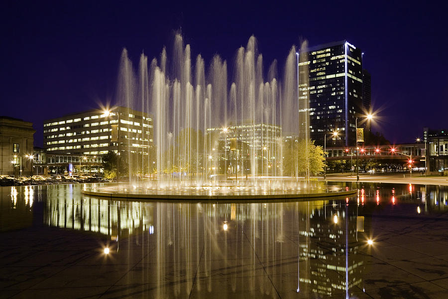 Bloch Memorial Fountain and Washington Square Park, Kansas City Missouri Photograph by Dszc