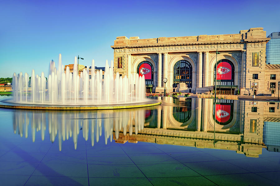 Bloch Union Station Fountain and Kansas City Football Chiefs Banners ...