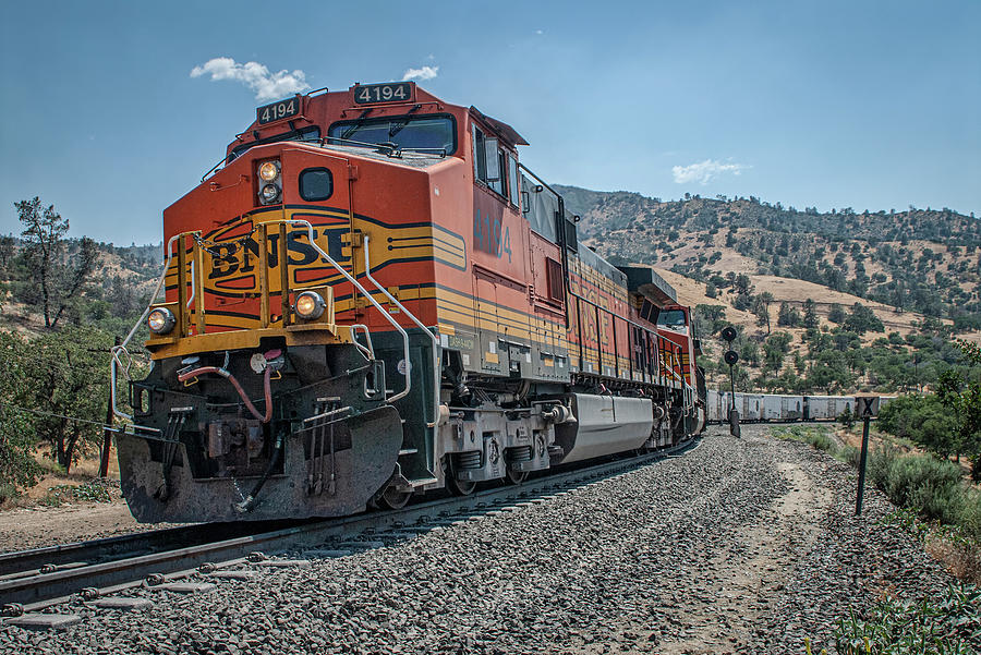 BNSF 4194 leads a train north from Tehachapi Loop Photograph by Jim Pearson