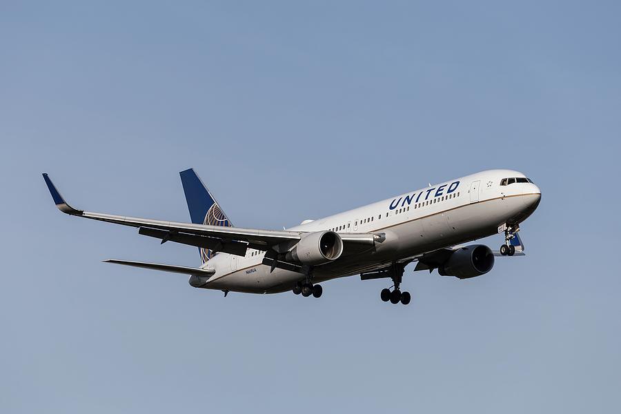 Boeing 767-322 United Airlines  Photograph by David Pyatt
