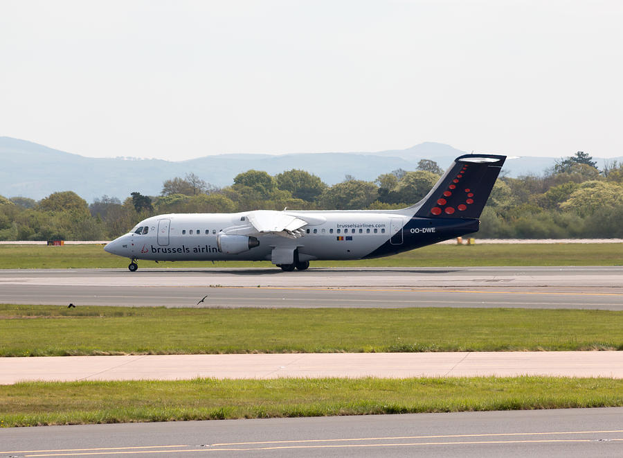 Brussels Airlines Avro RJ100 Photograph by Jremes84