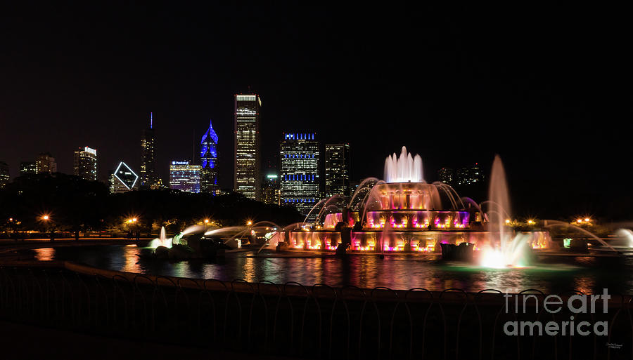 Buckingham Fountain And Chicago Cityscape Photograph by Jennifer White