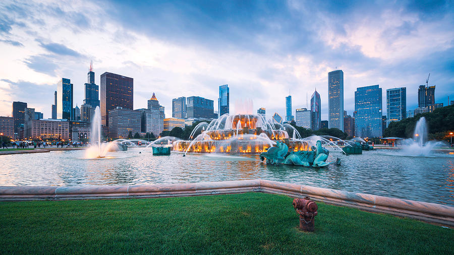 Buckingham fountain and Chicago downtown skyline Photograph by Easyturn