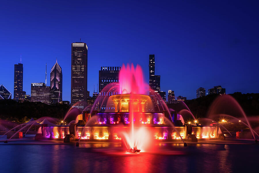 Buckingham Fountain And Chicago Skyline At Night Photograph by Elvira Peretsman