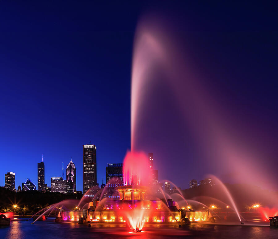 Buckingham Fountain At Night - Chicago, Illinois Photograph by Elvira Peretsman