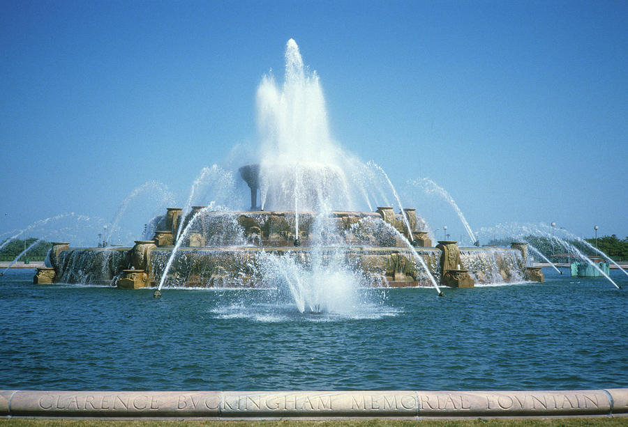 Buckingham Fountain Chicago Photograph by Gordon James