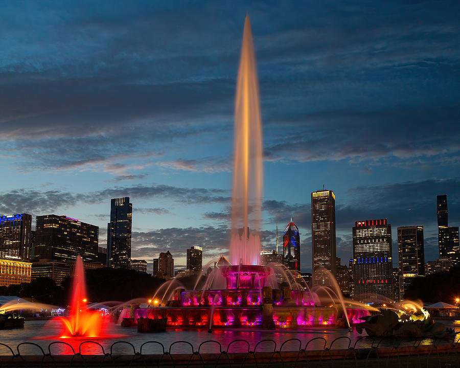 Buckingham Fountain Chicago Photograph by Jemmy Archer