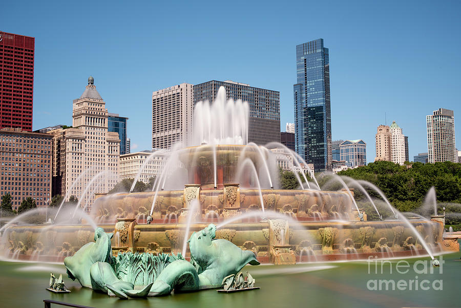 Buckingham Fountain, Chicago Photograph by Juli Scalzi