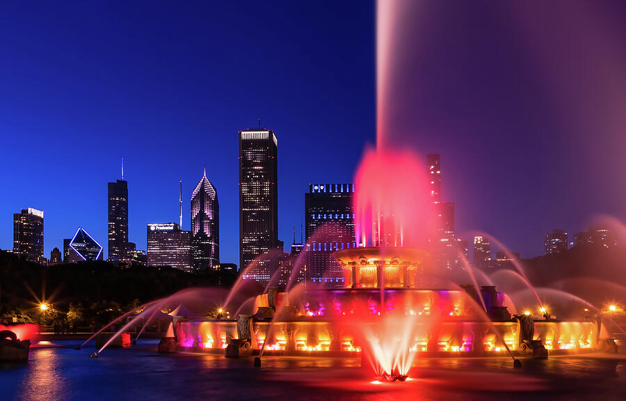Buckingham Fountain With Chicago Skyline At Night Photograph by Elvira Peretsman