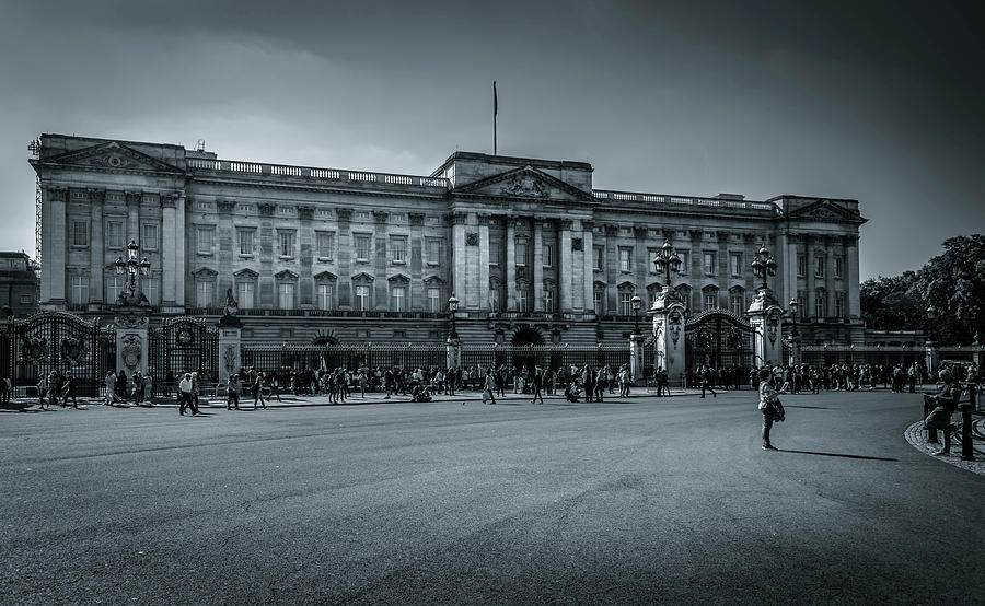 Buckingham Palace Photograph by Andrew Matwijec