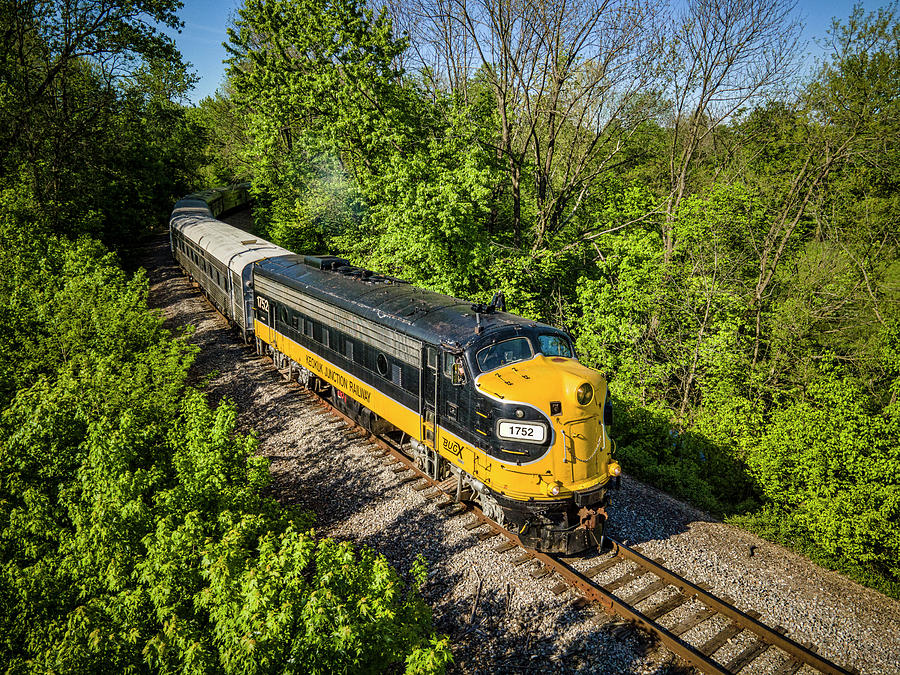 BUGX 1752 heads into Troy Indiana Photograph by Jim Pearson