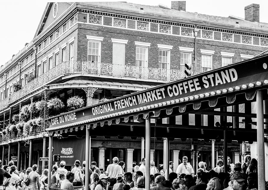 cafe-du-monde-original-french-market-coffee-stand-in-new-orleans-bw02