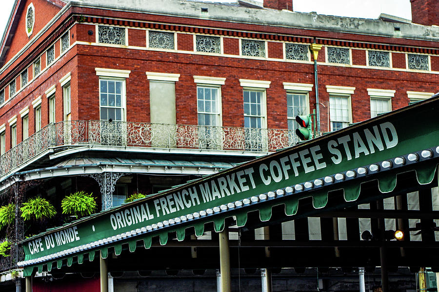 cafe-du-monde-original-french-market-coffee-stand-in-new-orleans