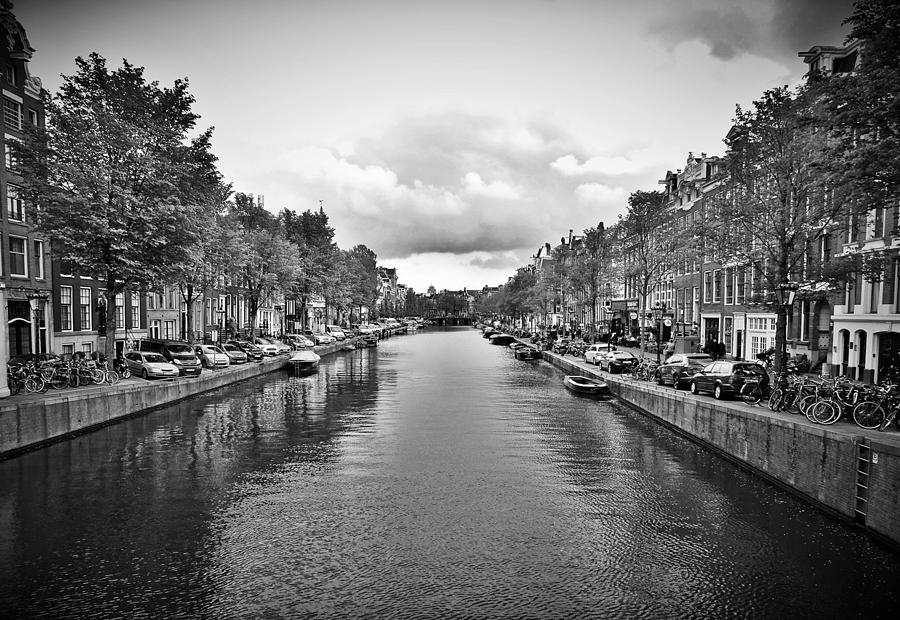 amsterdam-canals-depth-history-their-architectural-significance