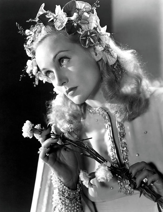 CAROLE LOMBARD in TO BE OR NOT TO BE -1942-, directed by ERNST LUBITSCH. Photograph by Album
