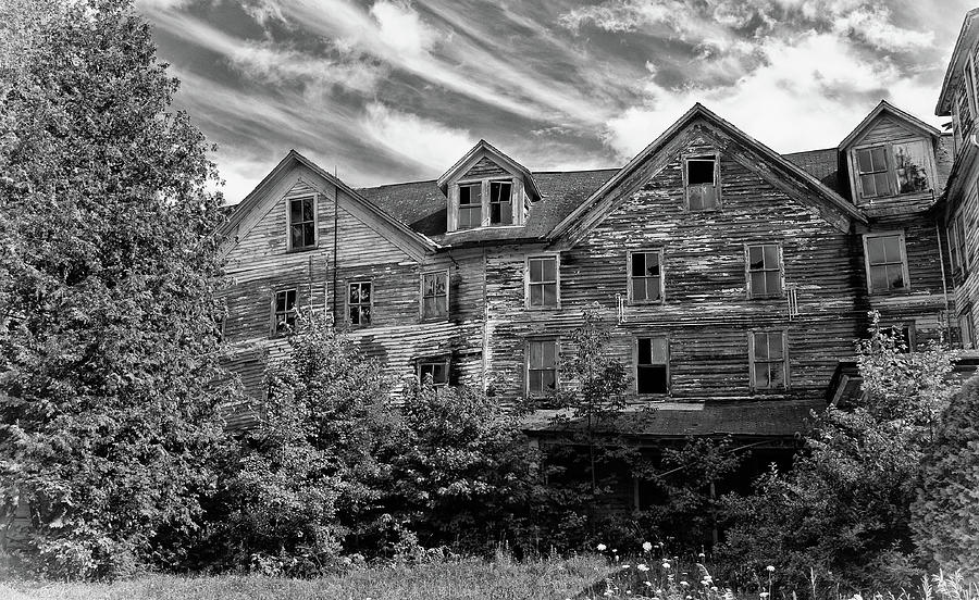 Catskills Resort in Ruins Photograph by Nancy De Flon