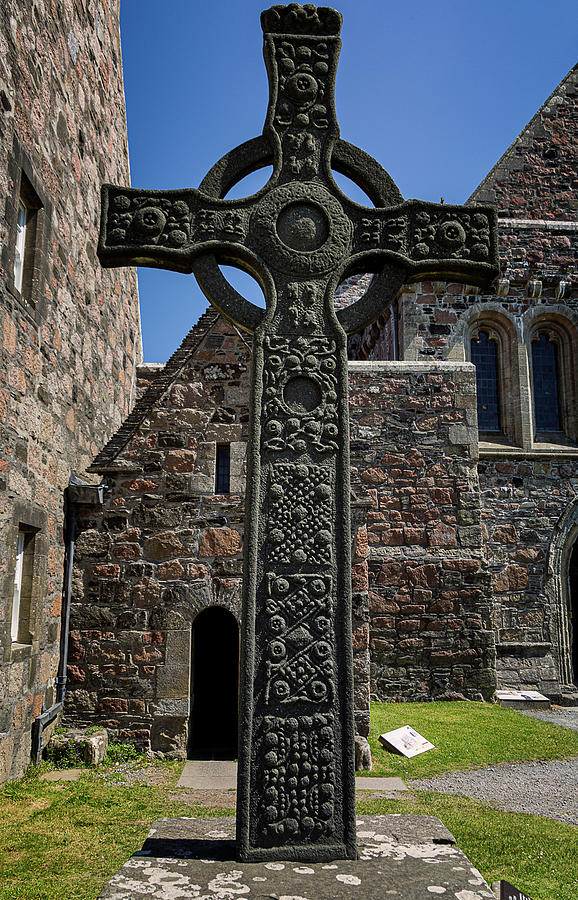 Celtic Cross at Iona Abbey Photograph by Saskia Vaughan - Fine Art America