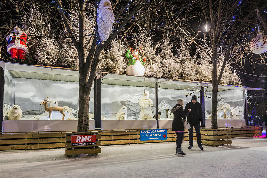 Champs-Elysées, Christmas market, ice skating rink Photograph by Maremagnum