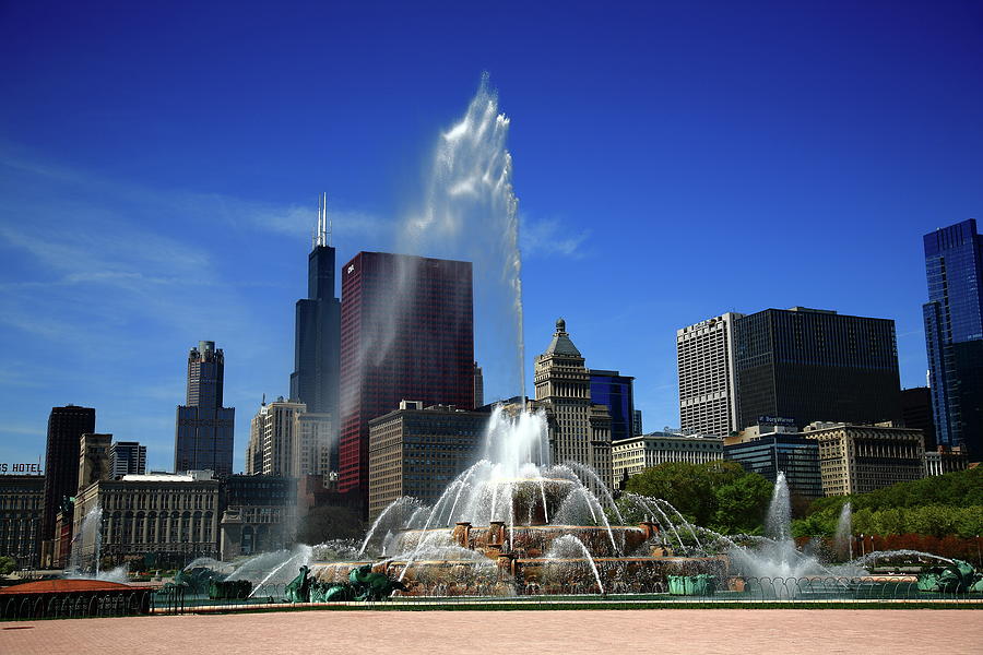 Architecture Photograph - Chicago Skyline and Buckingham Fountain 2010 by Frank Romeo