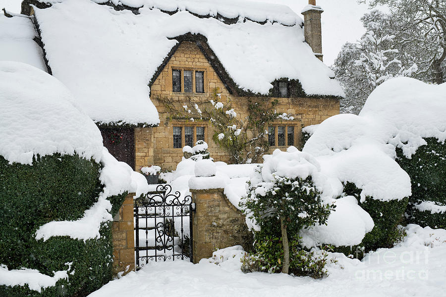 Chipping Campden Thatched Cottage in the Winter Snow Photograph by Tim Gainey