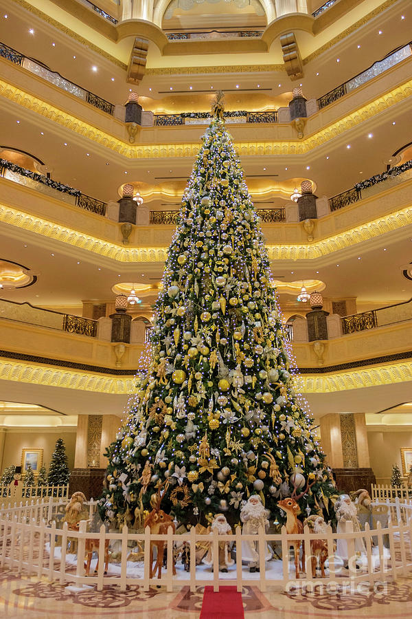 Christmas tree at the Emirates Palace. Pyrography by Larissa Antonova ...