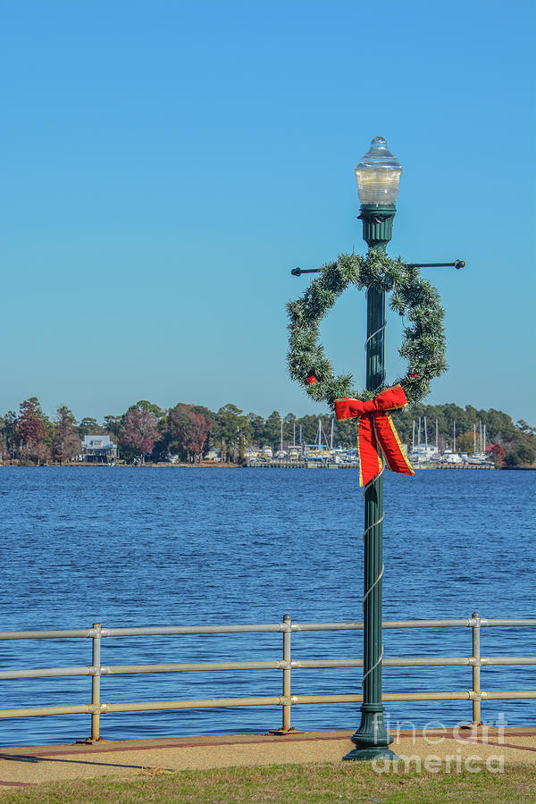Christmas Wreath hanging from a light post in Union Point Park, New