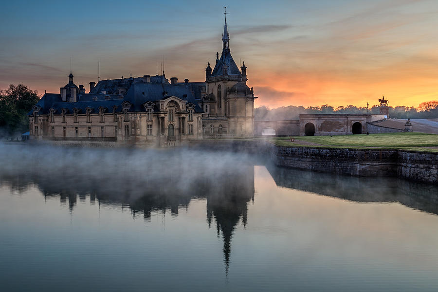 Château de chantilly avec la brume du petit matin Photograph by Michel Hincker