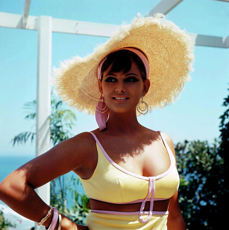 CLAUDIA CARDINALE in DONT MAKE WAVES -1967-, directed by ALEXANDER MACKENDRICK. Photograph by Album