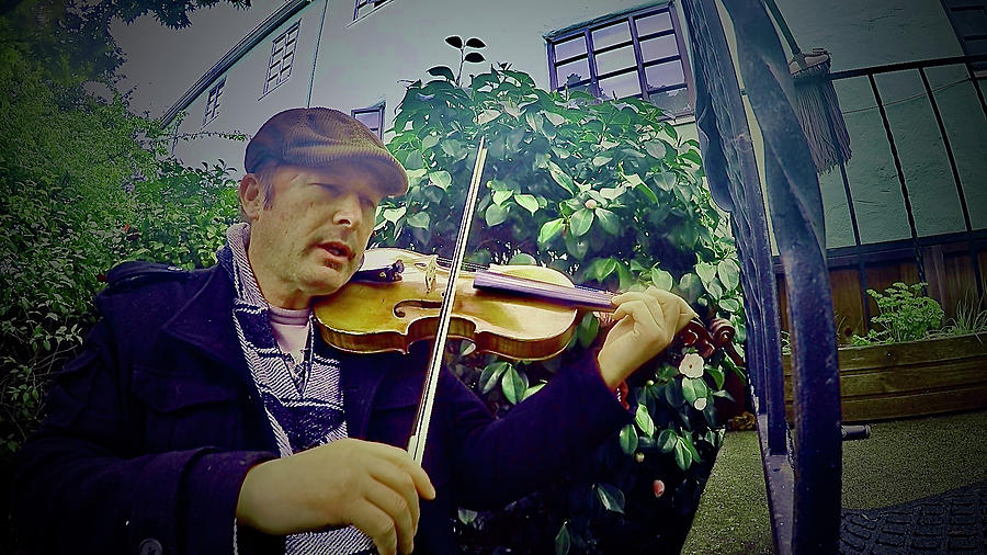 Clutch Fiddler Mixed Media by Bencasso Barnesquiat