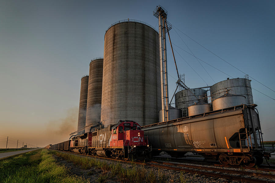 CN L533-91 Passes Total Grain Marketing At Newton Illinois Photograph by Jim Pearson