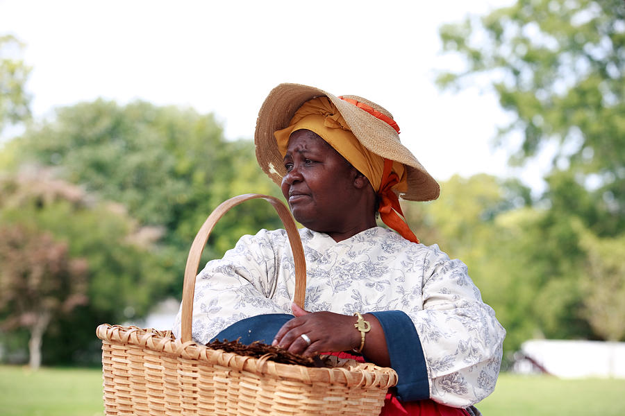 Colonial woman in Williamsburg, Va Photograph by BDphoto