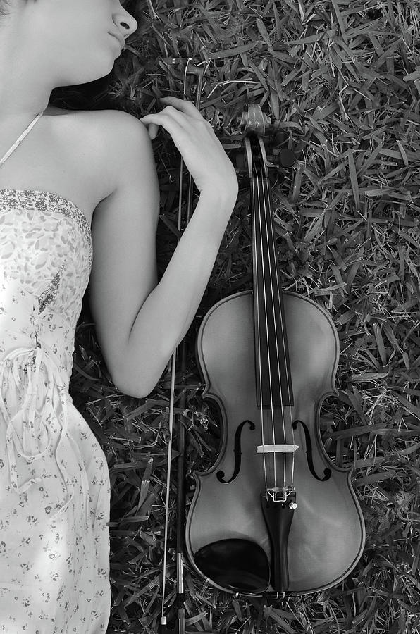 Con Amore - Violin BW Photograph by Laura Fasulo