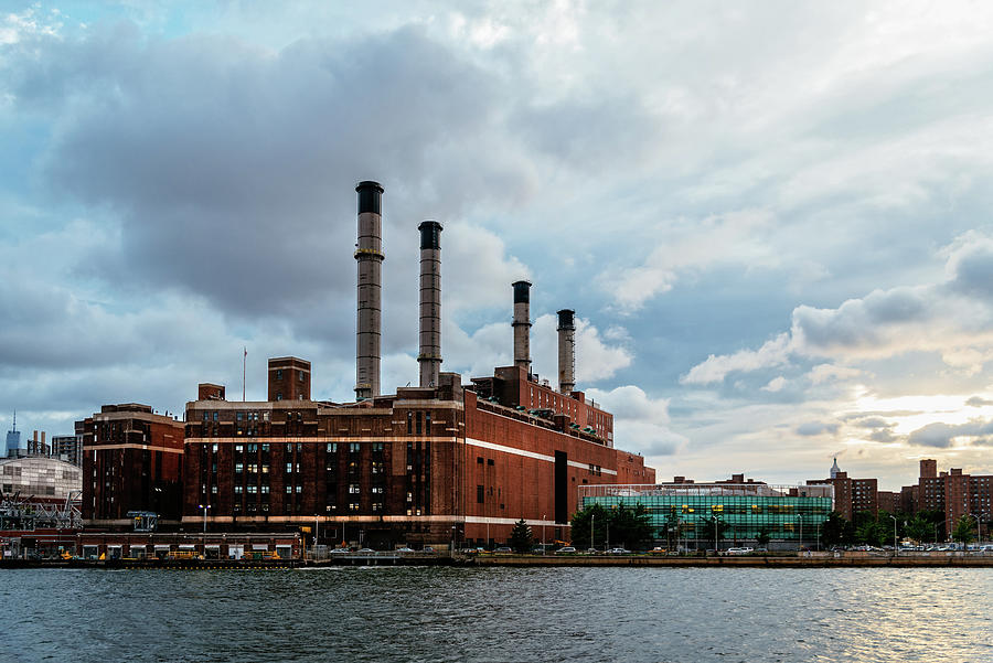 Consolidated Edison Inc industrial building in East river of Manhattan ...