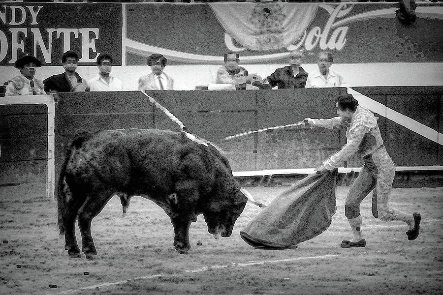 Corrida 4 Moment of Truth Photograph by Jerry Griffin