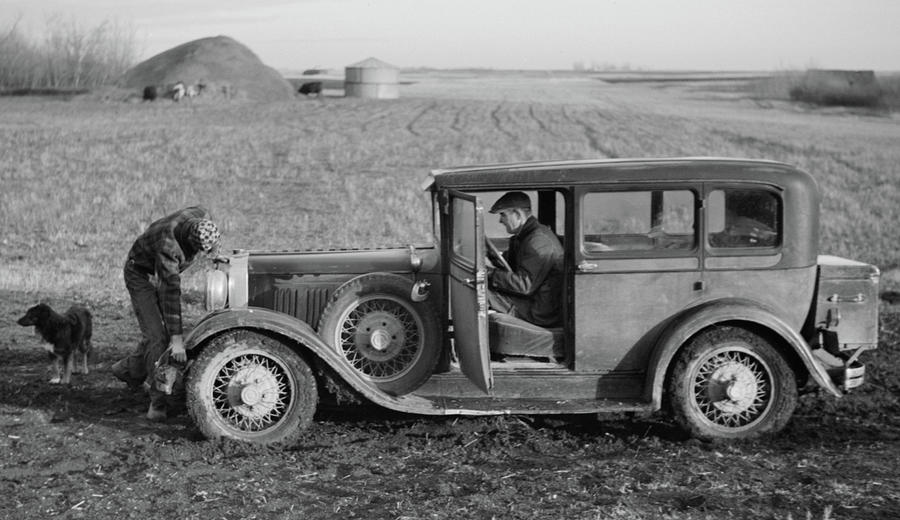 Black And White Photograph - Cranking the Family Car - North Dakota 1940 by John Vachon