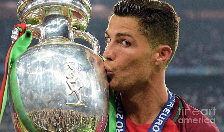 cristiano ronaldo kissing the world cup