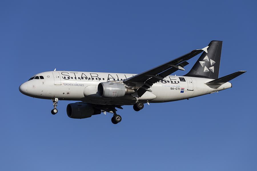 Croatia Airlines Airbus A319-112 Photograph