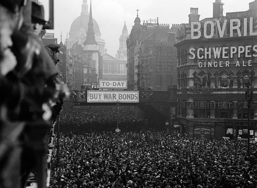 crowds-celebrate-the-end-of-ww1-ludgate-circus-london-1918