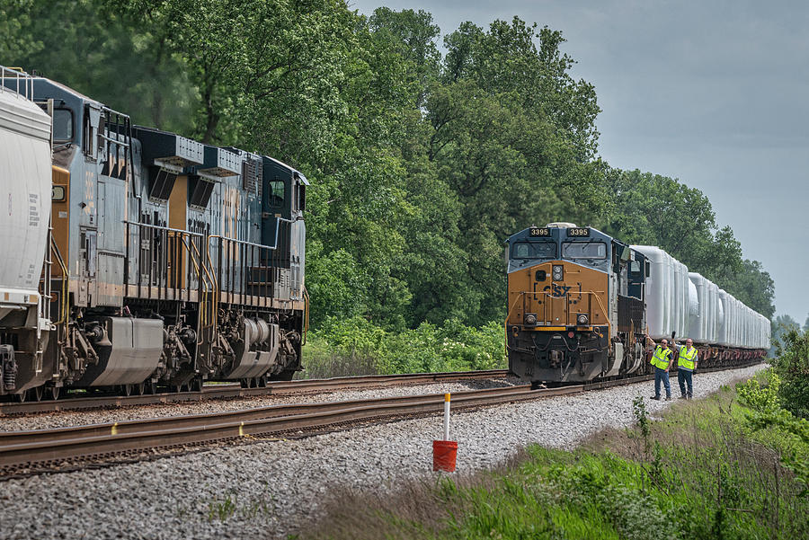 CSX W986 crew gives a wave at Rankin Kentucky Photograph by Jim Pearson