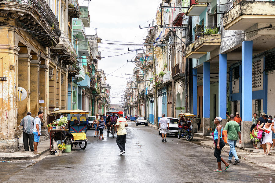 Cuba Fuerte Collection - Living in Havana Photograph by Philippe HUGONNARD