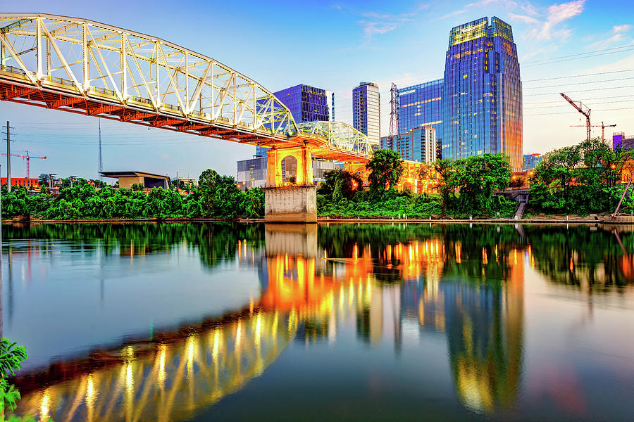 cumberland-river-and-pedestrian-bridge-in-downtown-nashville-tennessee