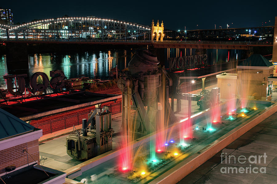 Pittsburgh%27s+Dancing+Fountains+Leave+Passersby+in+Awe