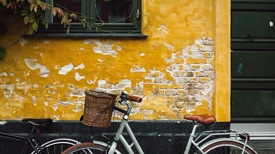 Delightful Enjoyable Classic Bike Aged Wall High Resolution Photograph