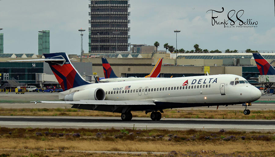 Delta 717 Photograph by Frank Sellin