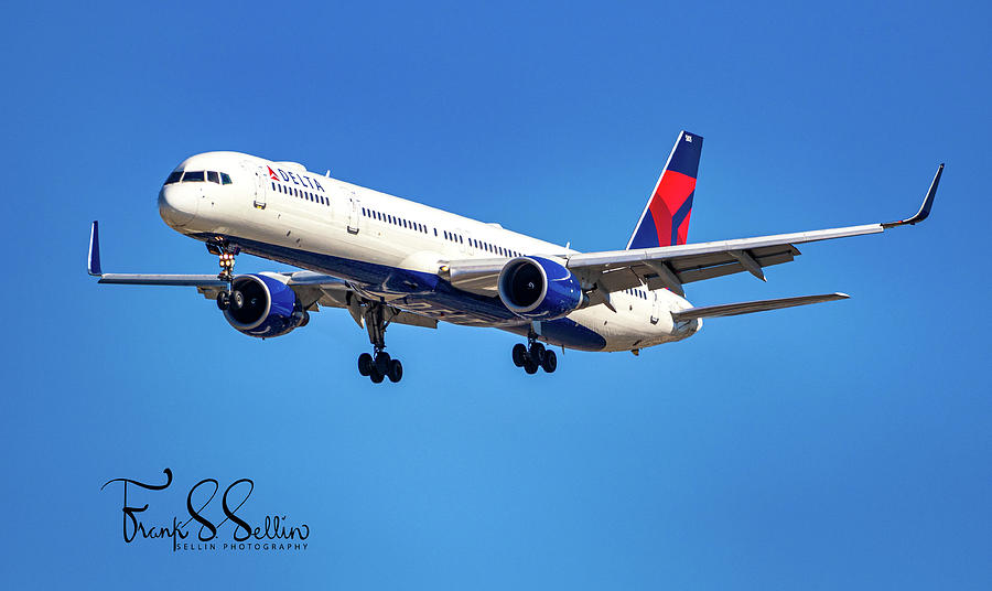 Delta 757 On Final Photograph by Frank Sellin