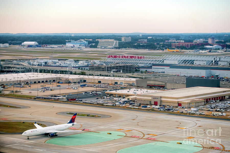 Delta Air Lines Jets at Hartsfield Jackson Atlanta International ...