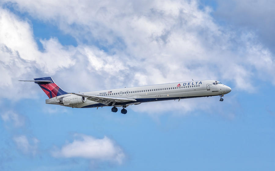 Delta Airlines Md-90 Photograph