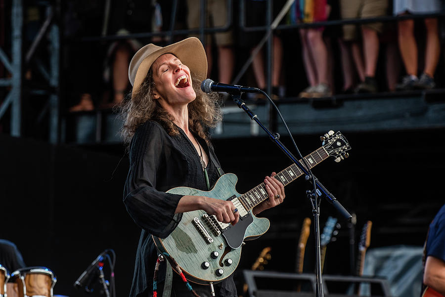 Edie Brickell and New Bohemiams Photograph by David Simchock - Pixels