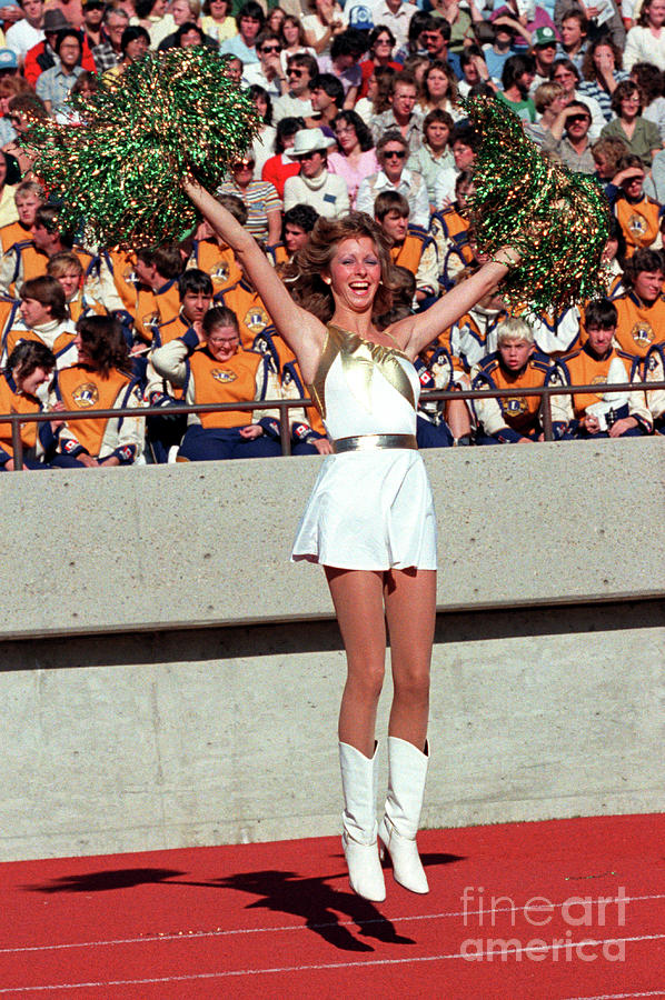 Edmonton Eskimos Football - Edmonton Eskimos Cheerleader In Action ...